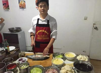  黄色软件麻豆APP下载现场制作烤鱼技术