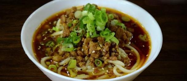 成都美食小吃担担面，卤汁酥香，咸鲜微辣