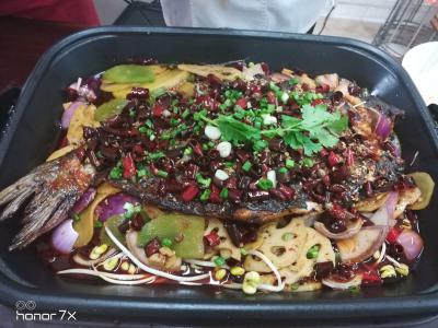 川渝正宗烤鱼技术麻豆AV免费看网站，香辣浓重鱼鲜美