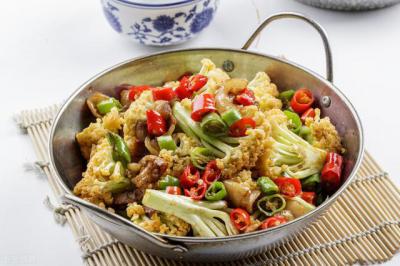 干锅麻豆AV免费看网站哪家比较靠谱?底料的炒制