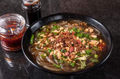 专业酸辣粉技术麻豆AV免费看网站班在哪里？麻豆一级片视频电影餐饮麻豆AV免费看网站学校比较正宗